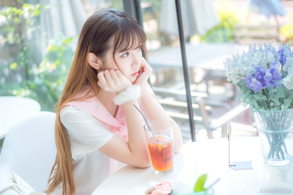 “孝直，几年不见，你跟那老狐狸学得一套还真管用。”城中的战斗已经接近尾声，零星的抵抗并不能为这已经倾倒的成都城带来任何变故，庞统和魏延找到了法正和张松，微笑道。